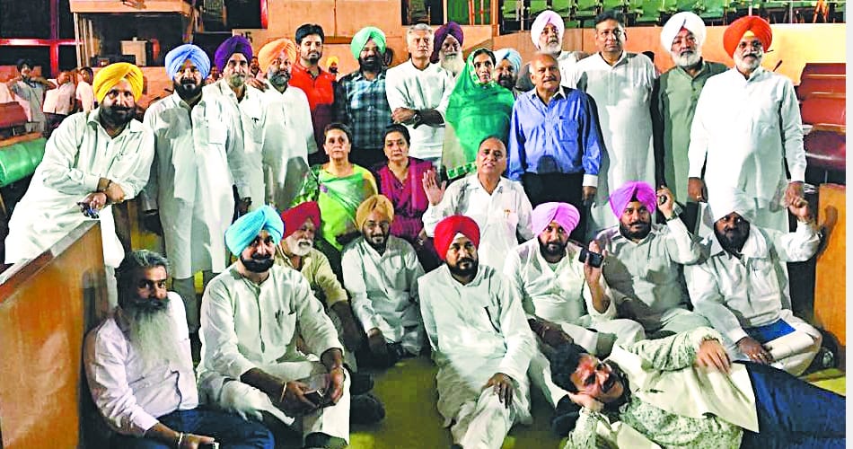 Congress Mla Inside Punjab Assembly Hall, CM badal Comes to talk