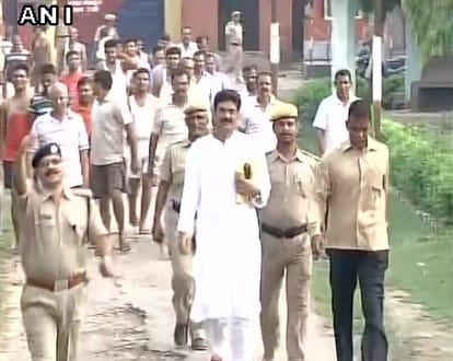 journalist murder accused showing with Shahabuddin