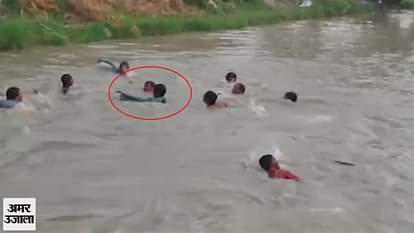 Peoples saving boy from drowning in Kanpur