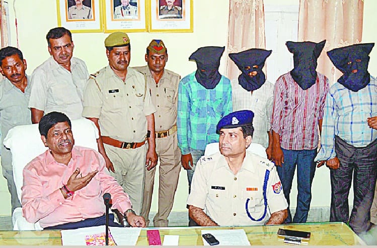 Police arrested a gang of thieves