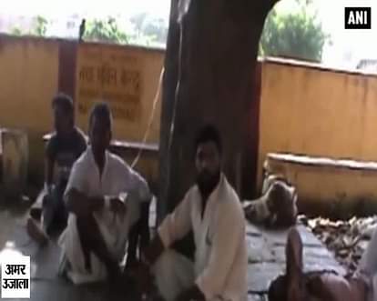 Hospitals overcrowded, Doctors treat patients in yard under a tree 