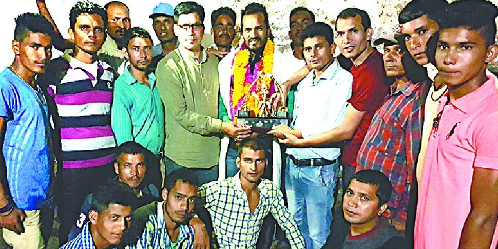 The villagers welcome Olympian Nitendra