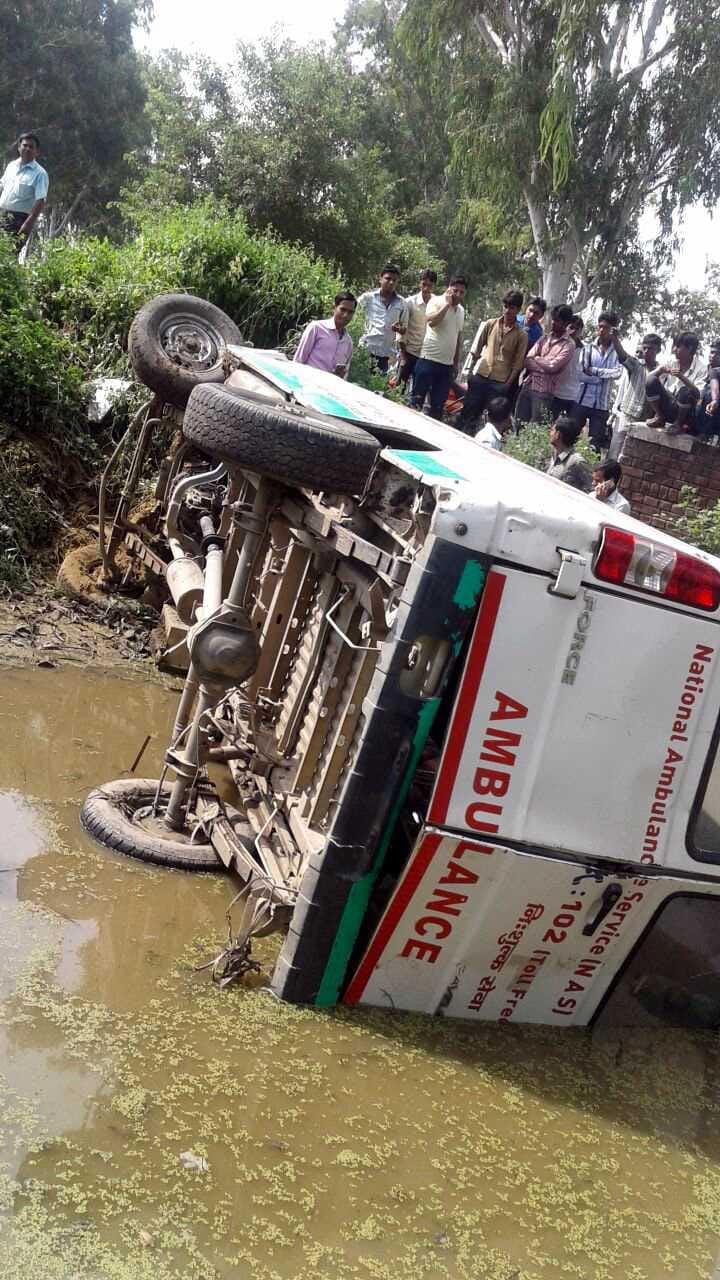 Ambulance overturned in the ditch, Seven others injured woman