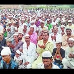 ईद की नमाज अदा करते मुस्लिम ।