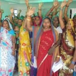 घोसी तहसील पर अपनी मांगों को लेकर प्रदर्शन करतीं खत्रीपार गांव की महिलाएं।