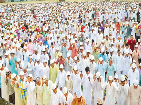  khuda ke ghar dua ko uthe hajaaron haath Thousands came to the house of God praying hands