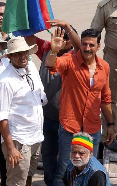 Akshay Kumar flew kites in the middle of the river stream
