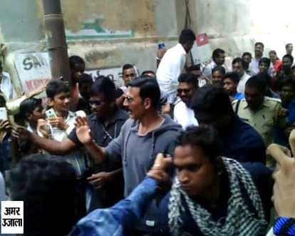 Akshay kumar at Shivala ghat in Varanasi