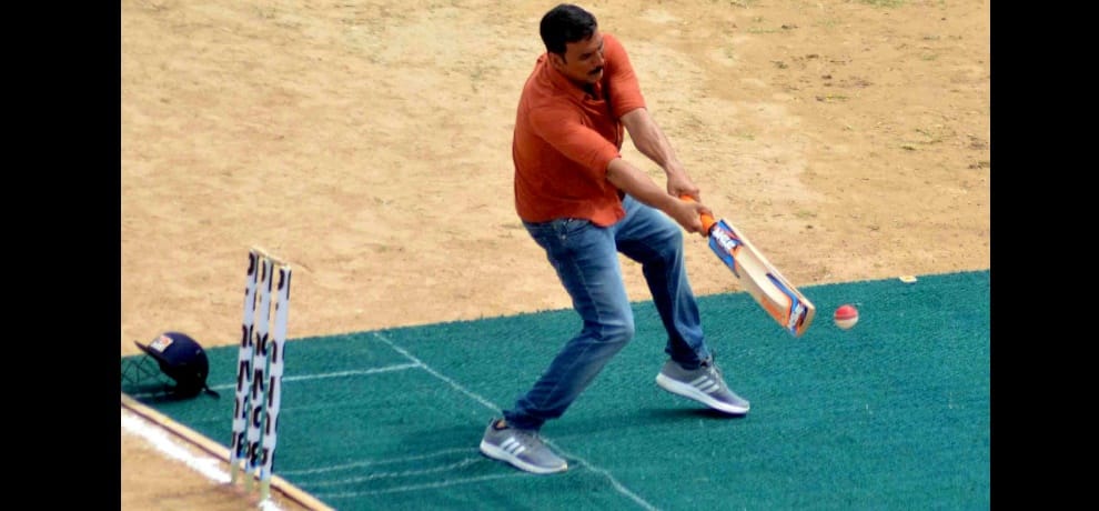 Akshay Kumar playing cricket in Varanasi