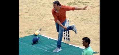 Akshay Kumar playing cricket in Varanasi