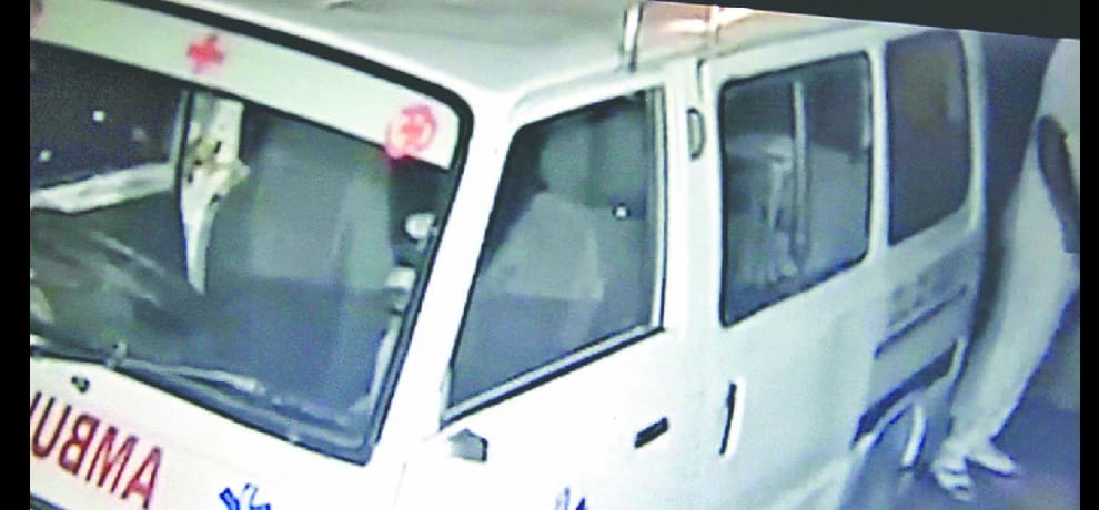 hospital and land lords denies the entry of wifes dead body, man forced to spend night in ambulance