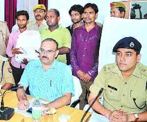 Cash van robbery on the highway, revealing the four captive