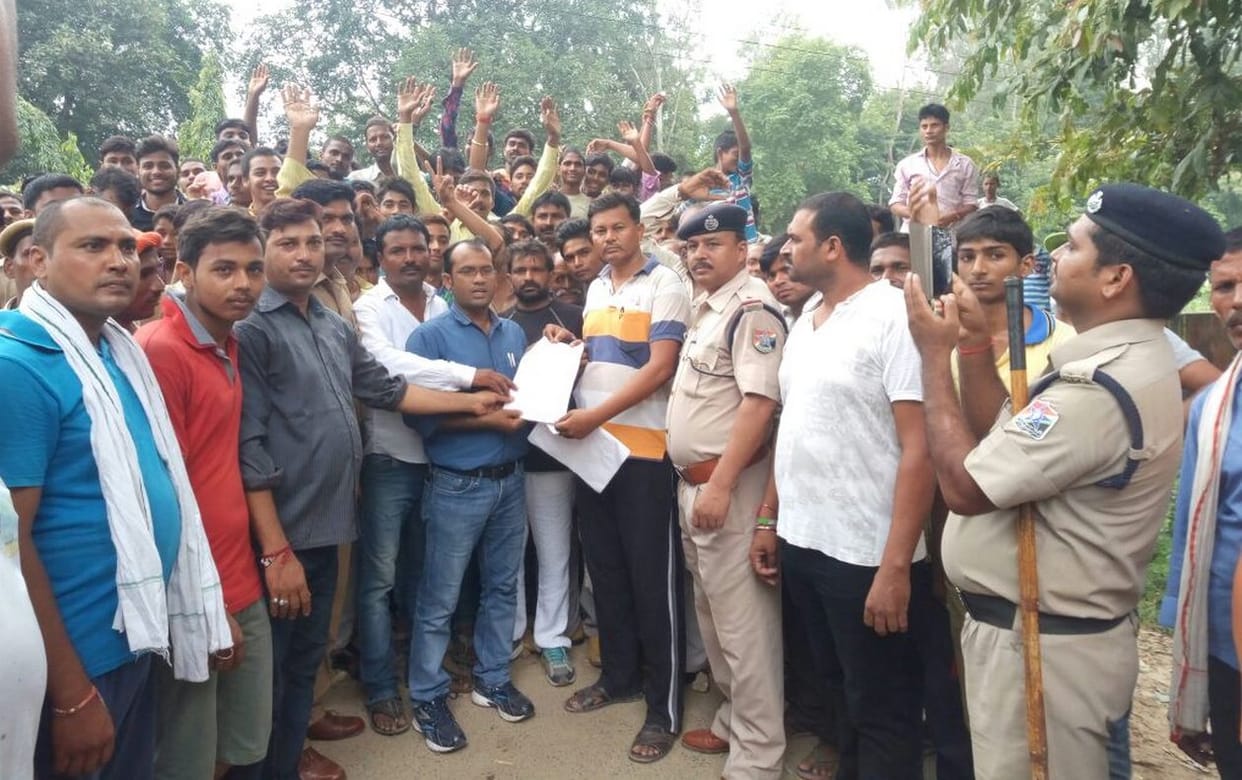  kraasing band karane ke virodh mein rokee tren The crossing to protest to stop the train stopped