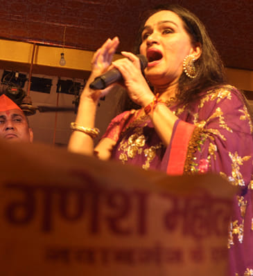 Vari Vari-Hui's songs and signature gestures on Padmini Kolhapure public Kanpur