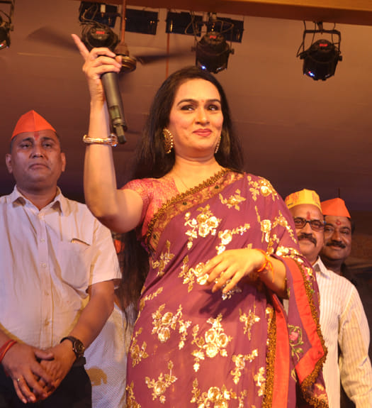 Vari Vari-Hui's songs and signature gestures on Padmini Kolhapure public Kanpur