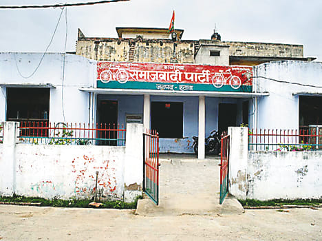 samajwadi workers doesnt talk about faimily dispute