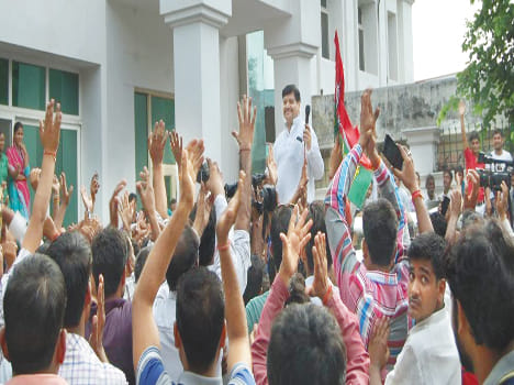 shivpal unable to hide fire in relationship