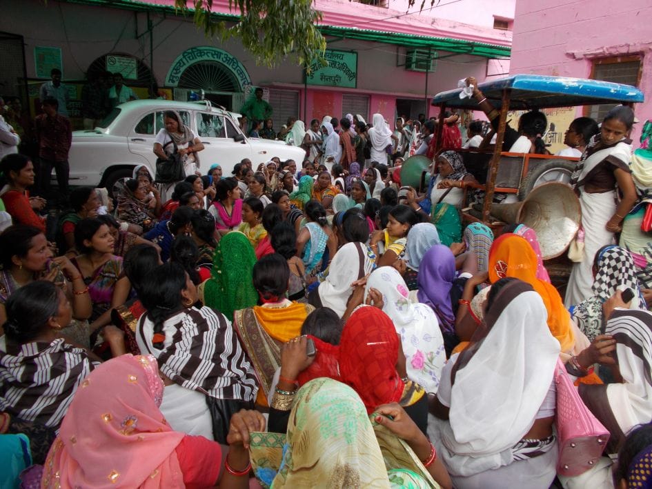 Workers hope the siege of the CMO office