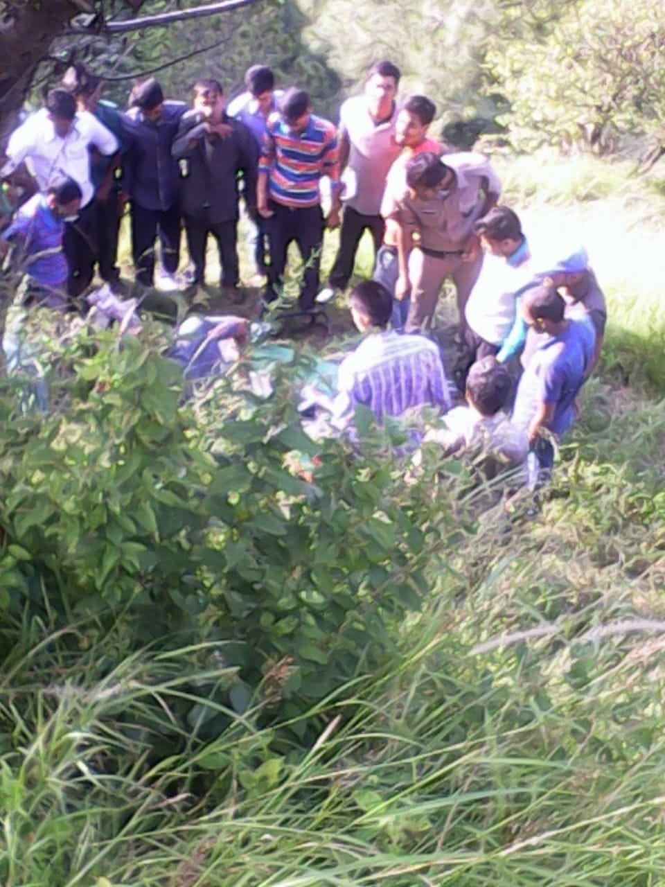 taxi fell into gorge, two died.