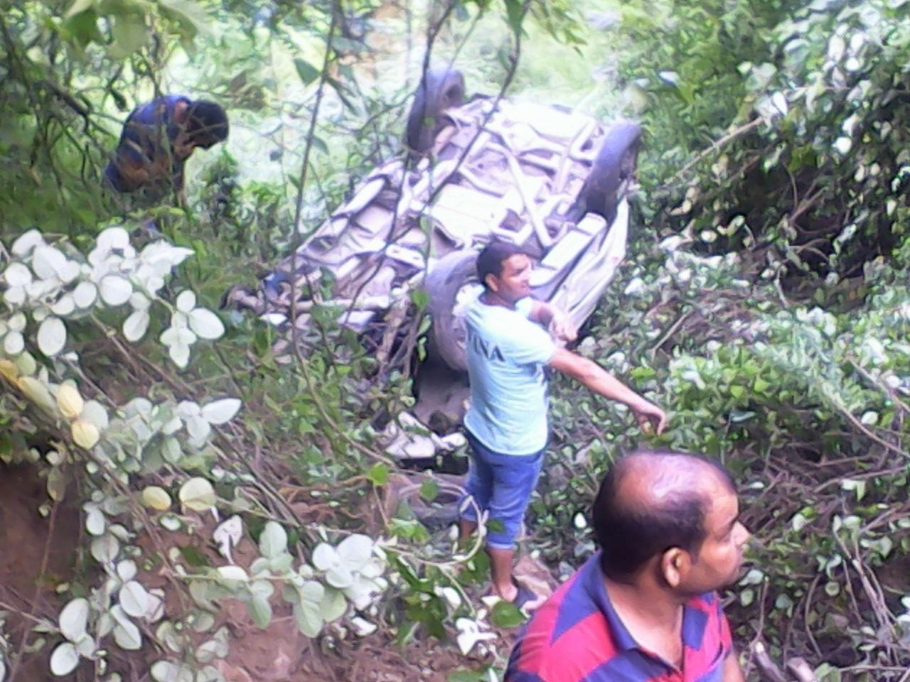 taxi fell into gorge, two died.