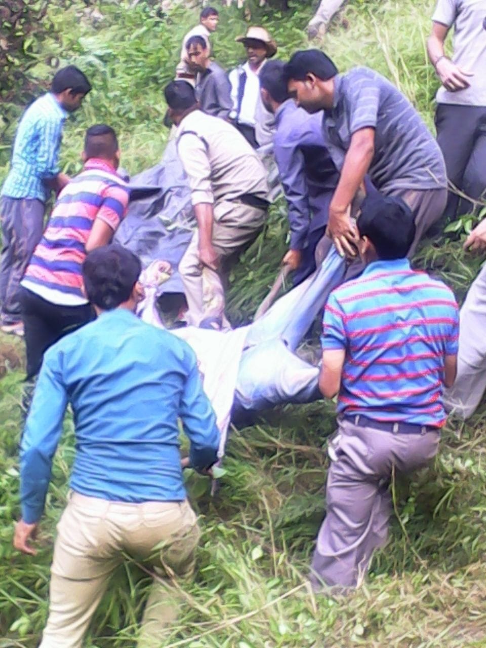 taxi fell into gorge, two died.