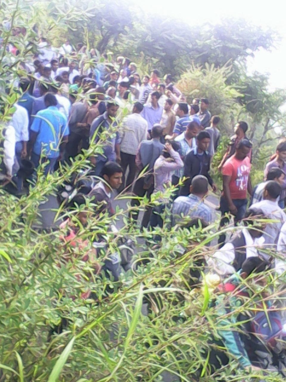 taxi fell into gorge, two died.