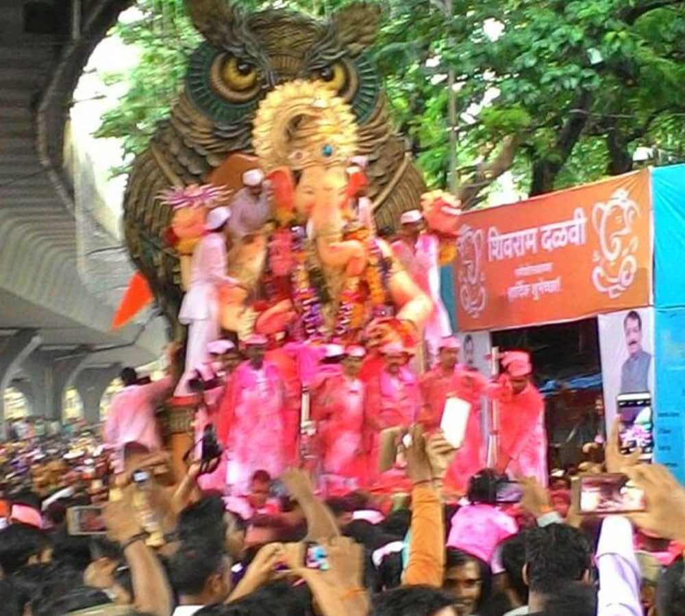 people take their Ganpati idol for visarjan
