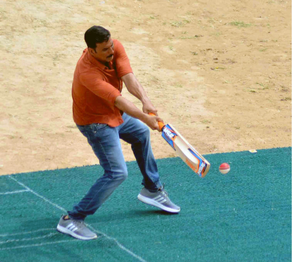 akshay kumar plays cricket and interviews rolex baba
