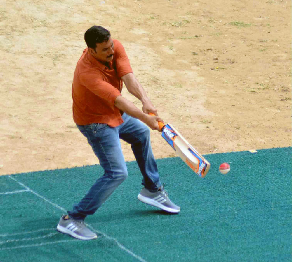 akshay kumar plays cricket and interviews rolex baba