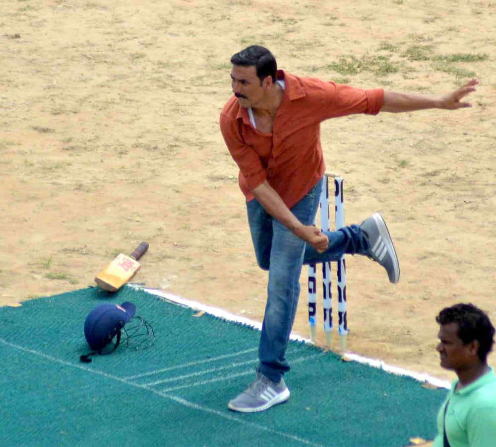akshay kumar plays cricket and interviews rolex baba