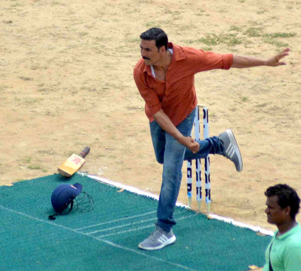 akshay kumar plays cricket and interviews rolex baba