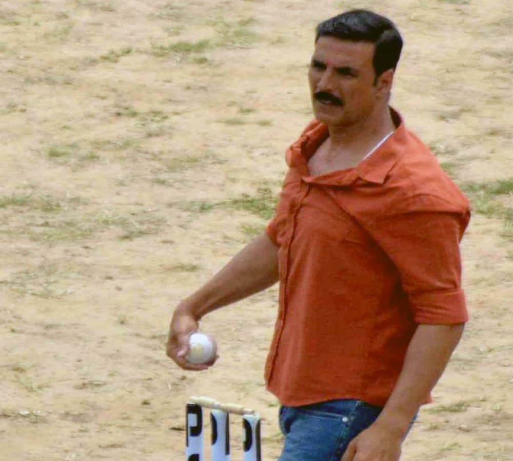 akshay kumar plays cricket and interviews rolex baba