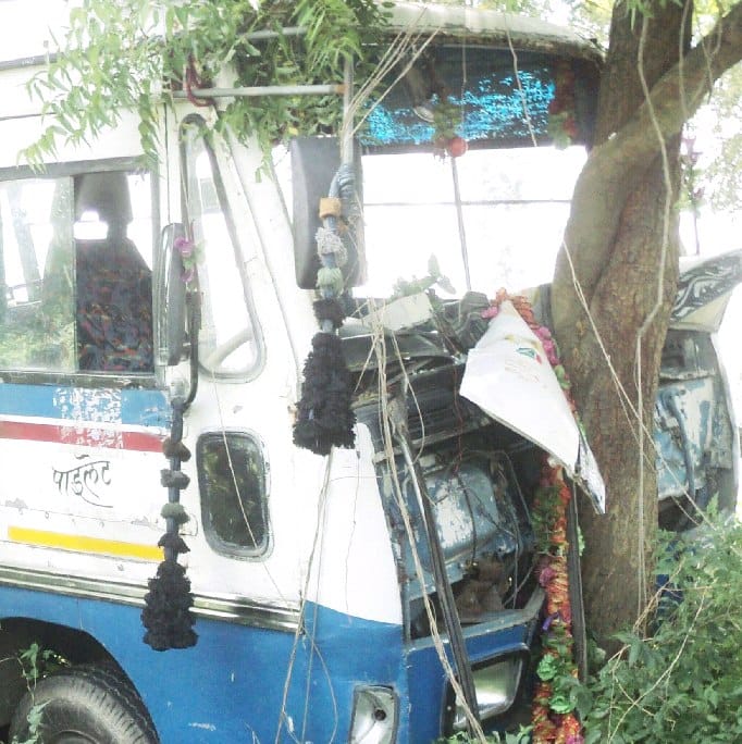 Dggamar bus crashed into a tree, several injured