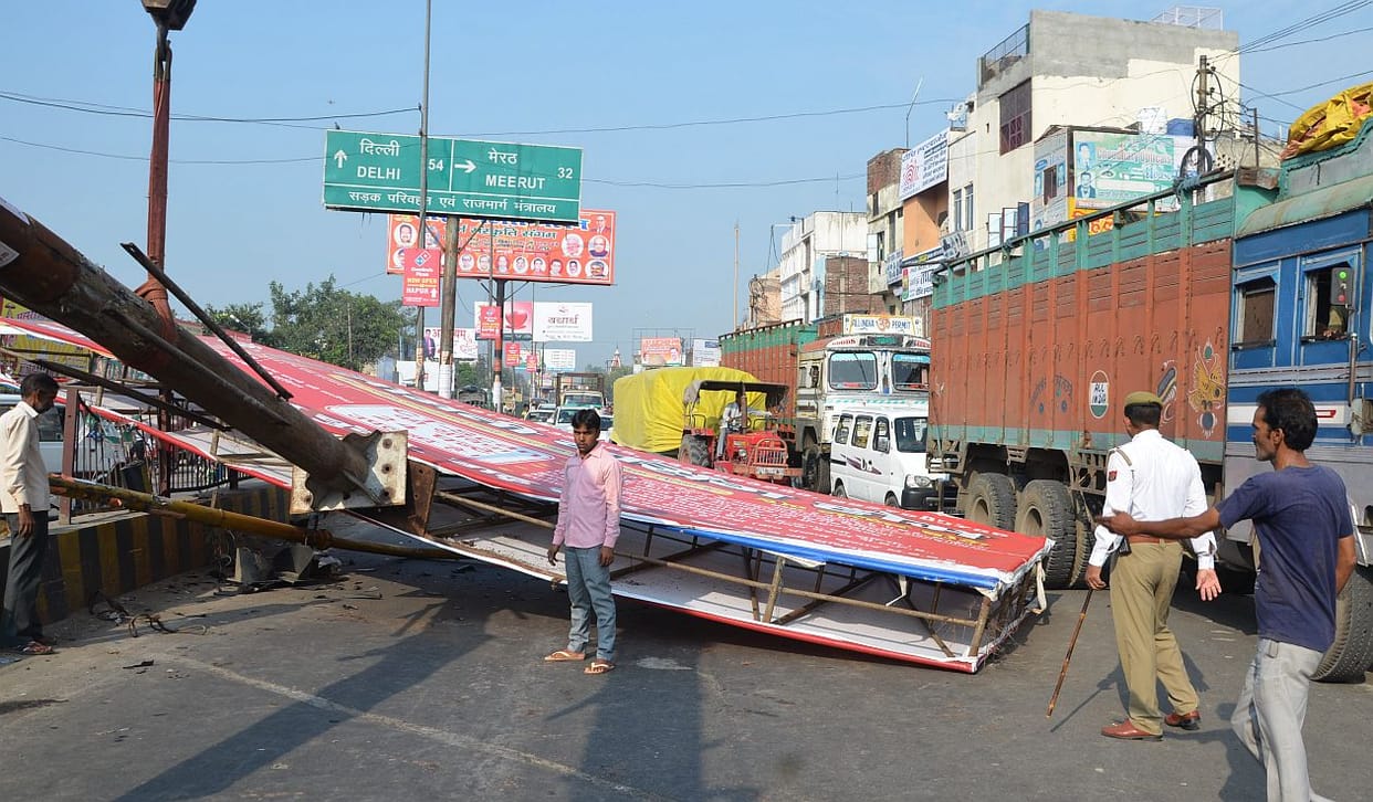 Unipol fell on the road truck collision.