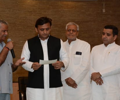  Chief minster akhilesh yadav launches kisan sarvhit bima yojna.