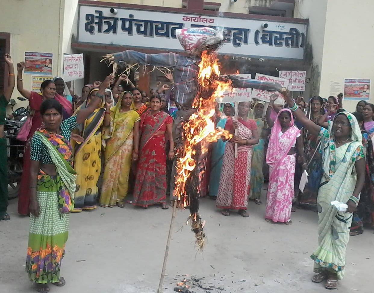Anganwadi employees intensify agitation