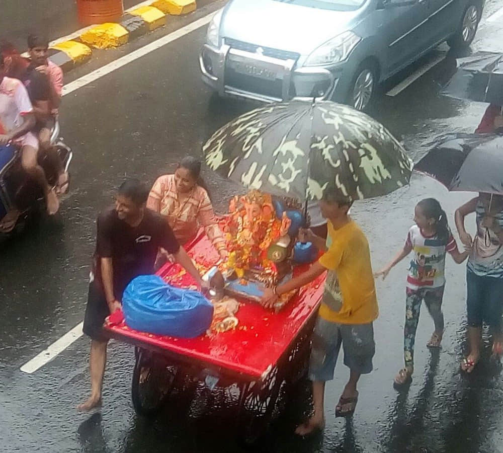 people take their Ganpati idol for visarjan