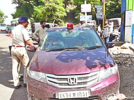 police challan up judge holding rad light in vehicle.