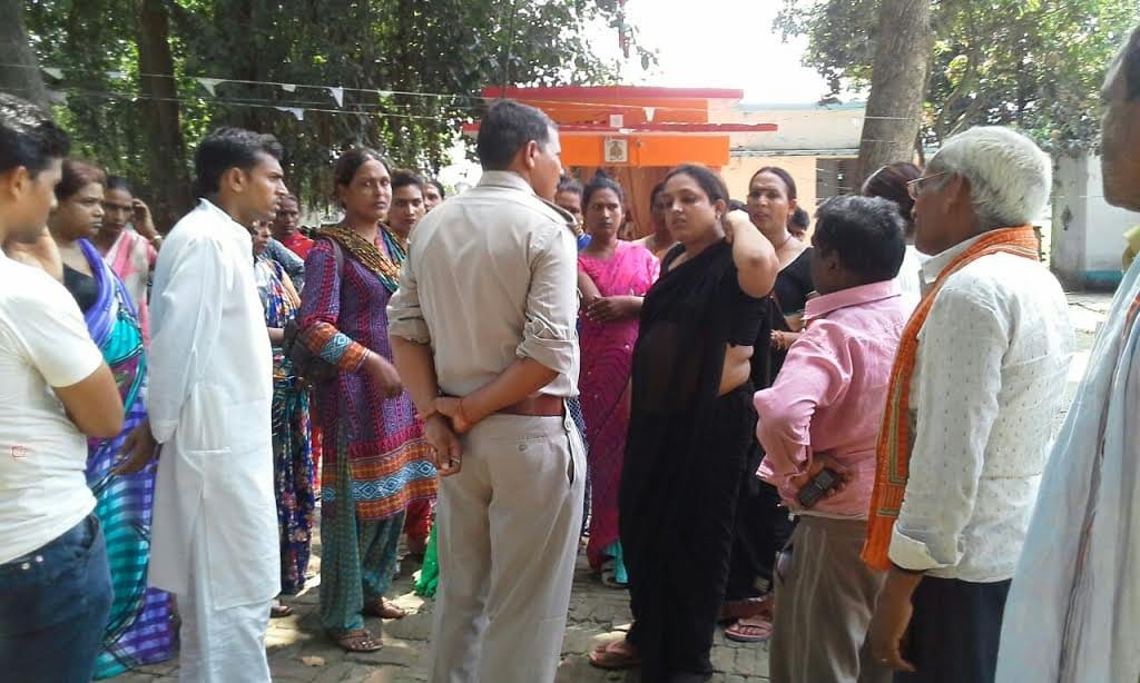  Angry eunuchs station chaos