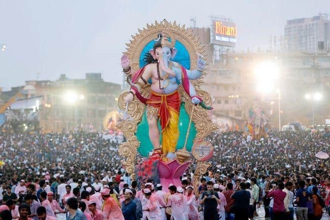 four injured fight on ganesh statue broken 