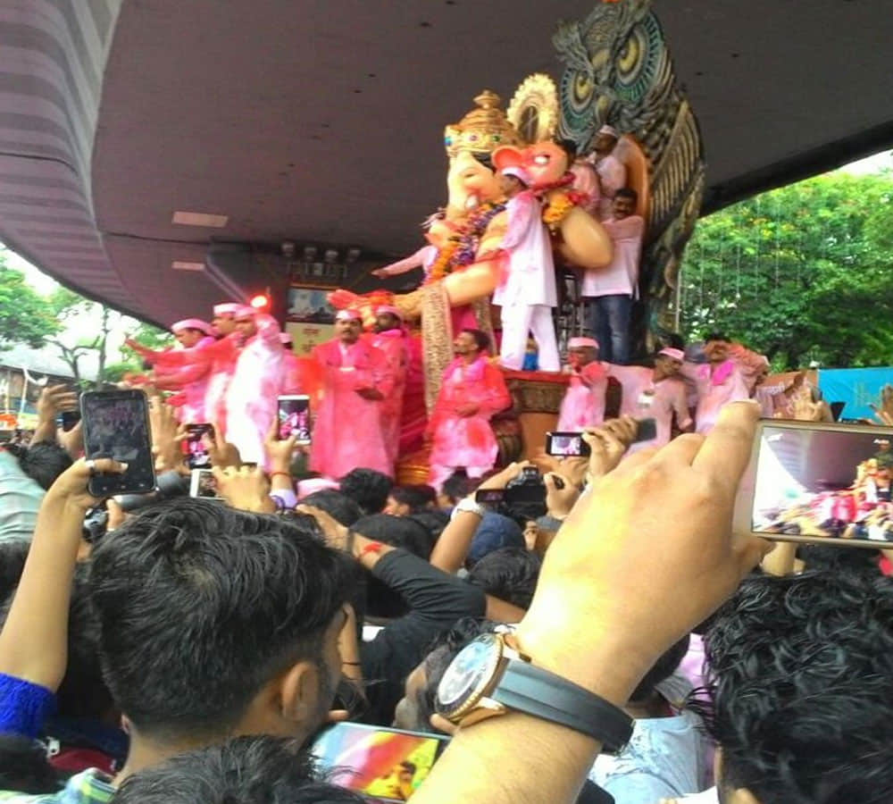 people take their Ganpati idol for visarjan