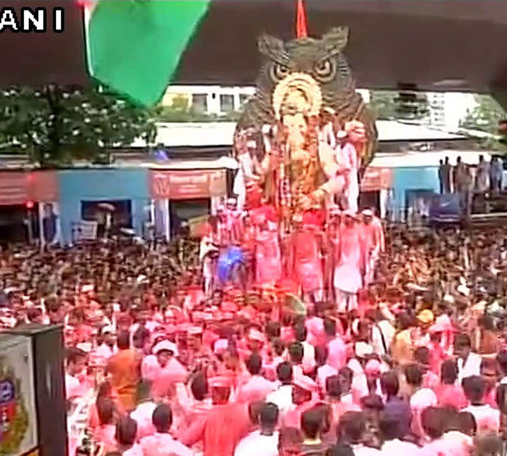 people take their Ganpati idol for visarjan