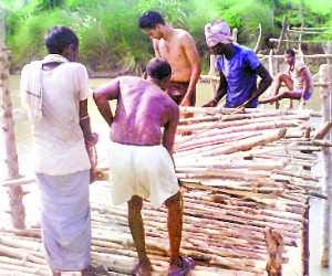 Villegers made a temporary bridge on kalyani river