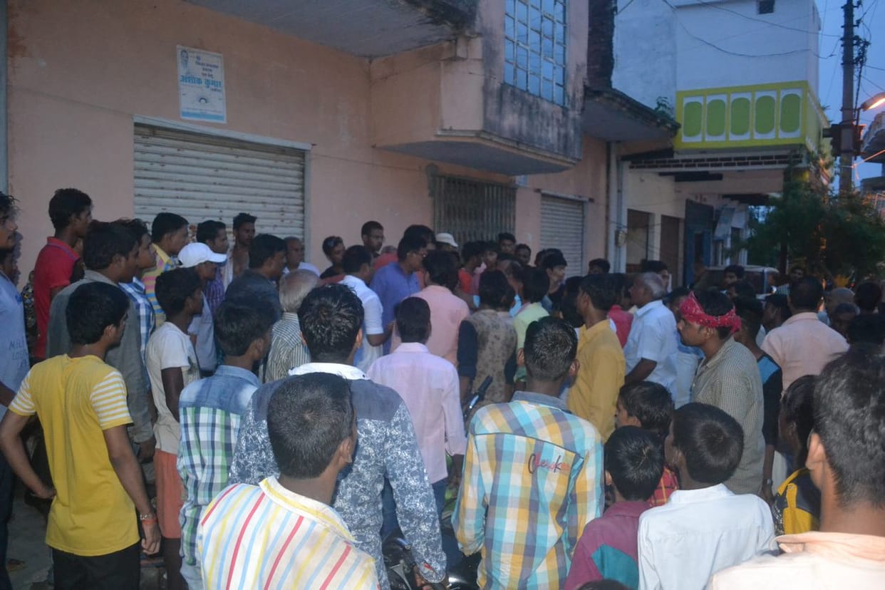 Miscreants youth shot injured