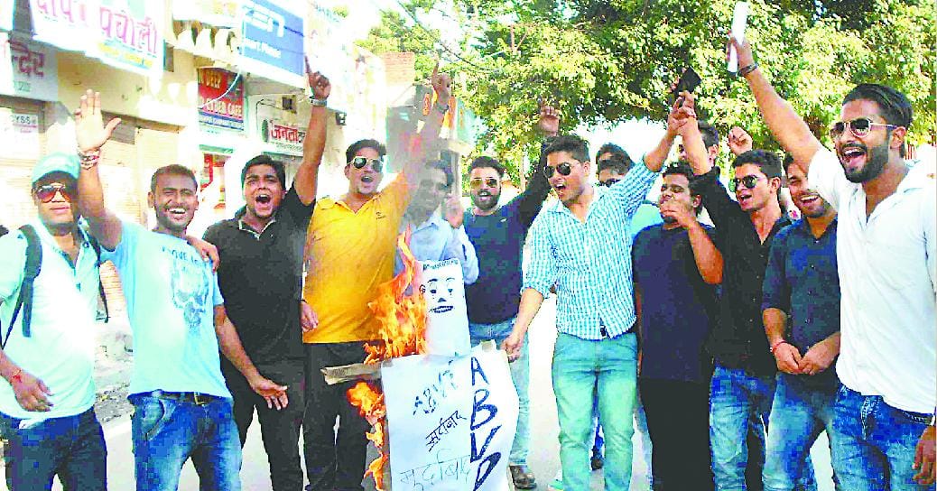 Serving alcohol in college student leaders arrested, sent to jail