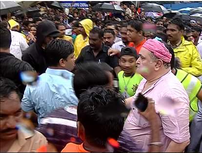 Kapoor brothers slap a journalist during ganpati visarjan