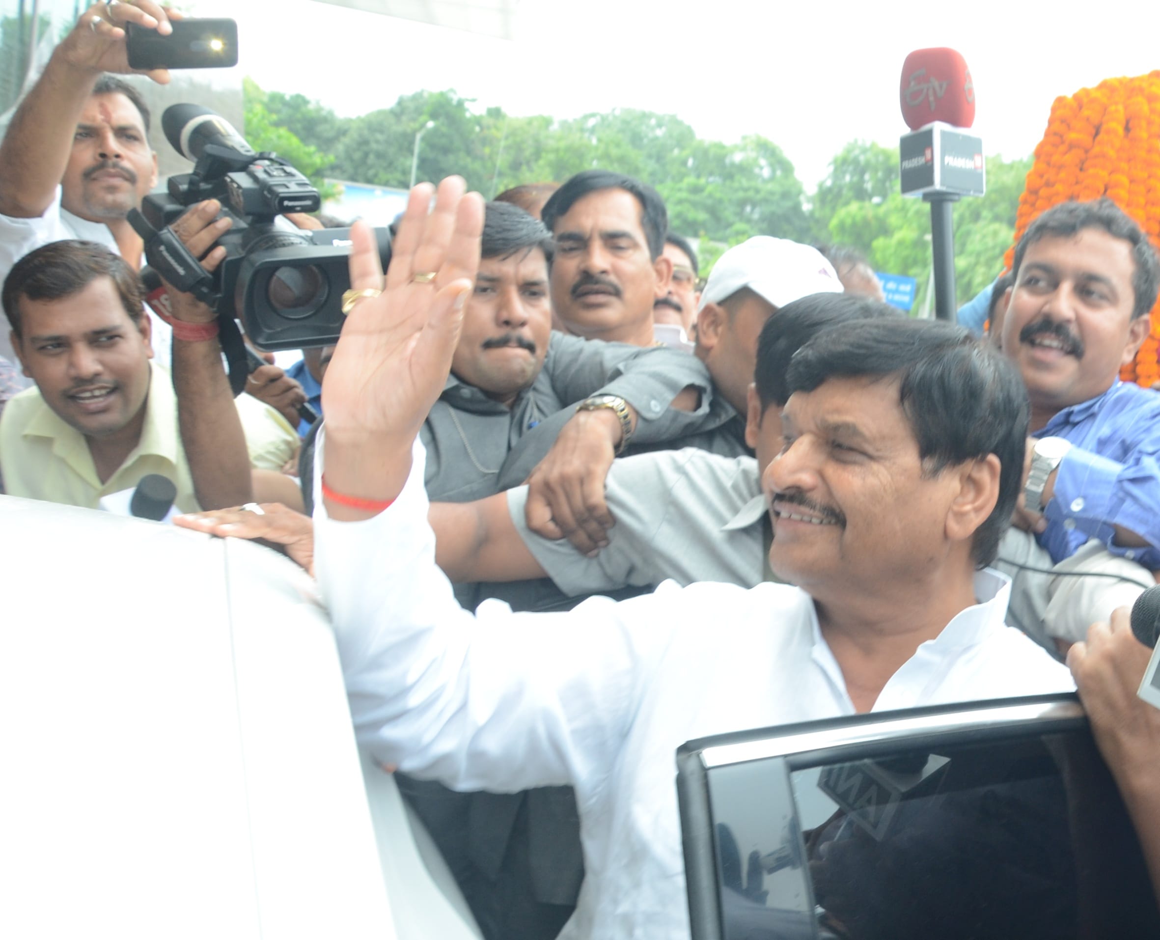  shivpal yadav reaches lucknow after meeting mulyam singh