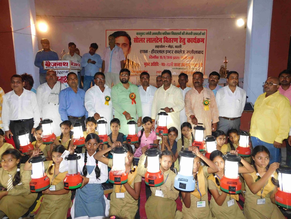 Solar lamps met students face bloom