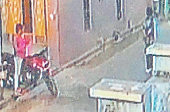 महिला की बहादुरी के आगे पस्त हुए चेन लुटेरे