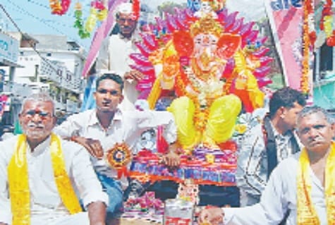 abeer gulal udakar vida kiye ganpati